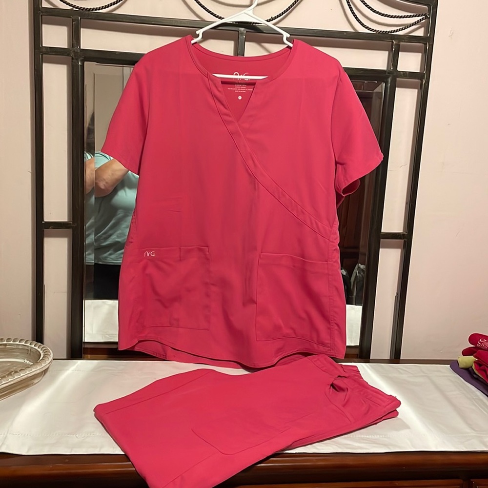 nRg by barco  womens scrub set